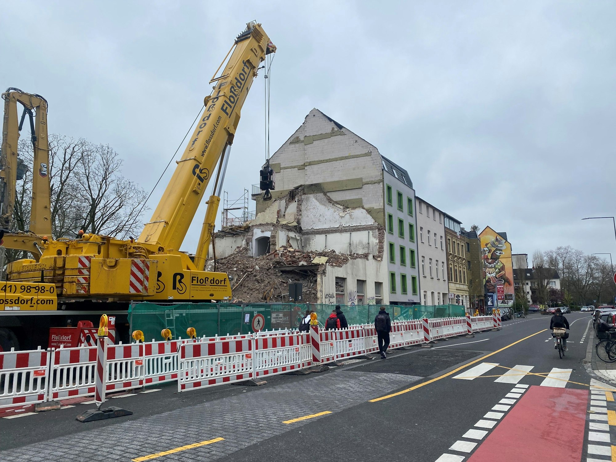 Ein Abrissbagger hat das Gebäude der Rheinischen Musikschule an der Vogelsanger Straße niedergelegt.