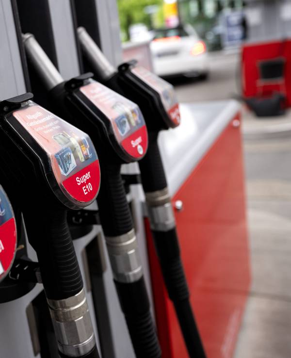 Auf dem Bild sieht man eine Tanksäule an einer Tankstelle.