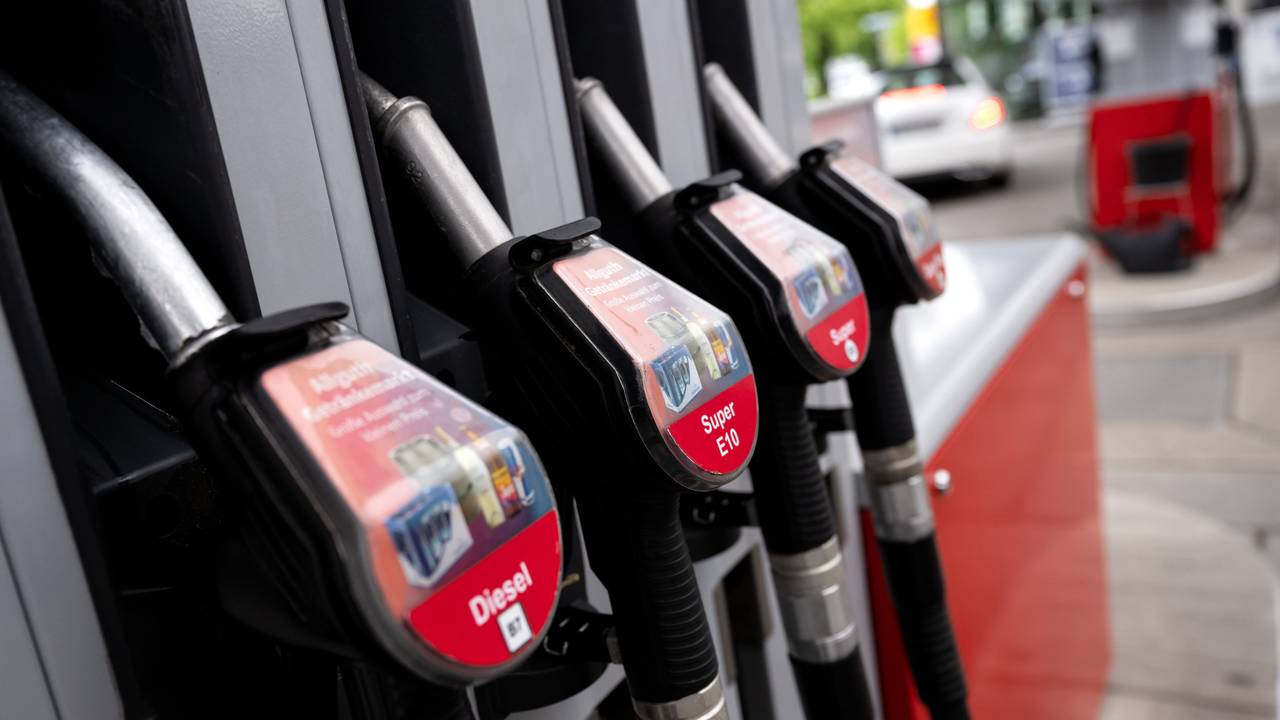 Auf dem Bild sieht man eine Tanksäule an einer Tankstelle.