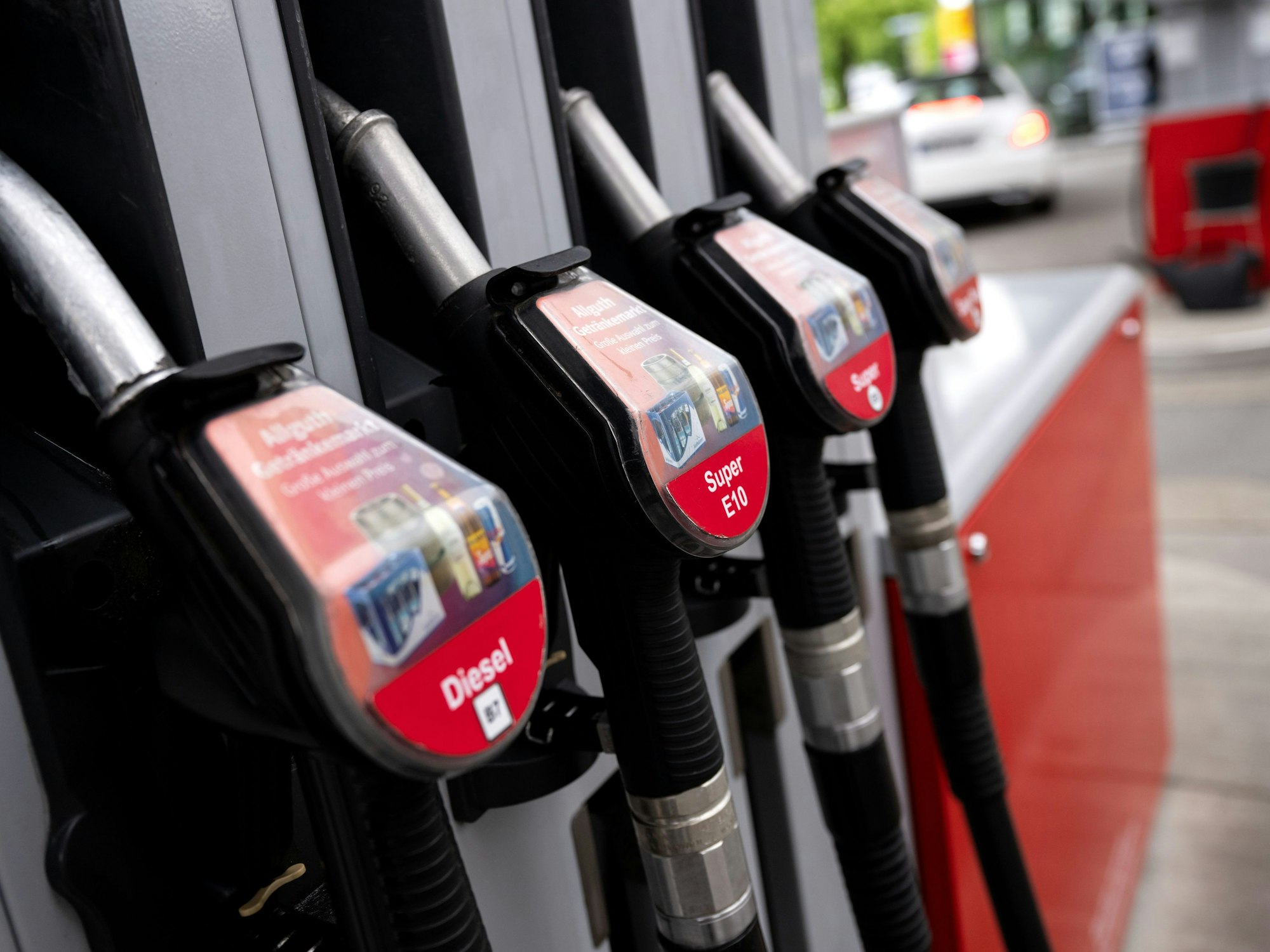 Auf dem Bild sieht man eine Tanksäule an einer Tankstelle.