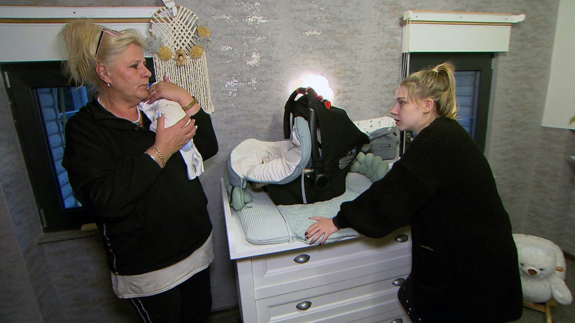 Loredana Wollny und ihr frisch geborener Sohn Aurelio haben die Geburt, den Umständen entsprechend, gut überstanden und dürfen nun das Krankenhaus verlassen. Silvia hält das Kind.