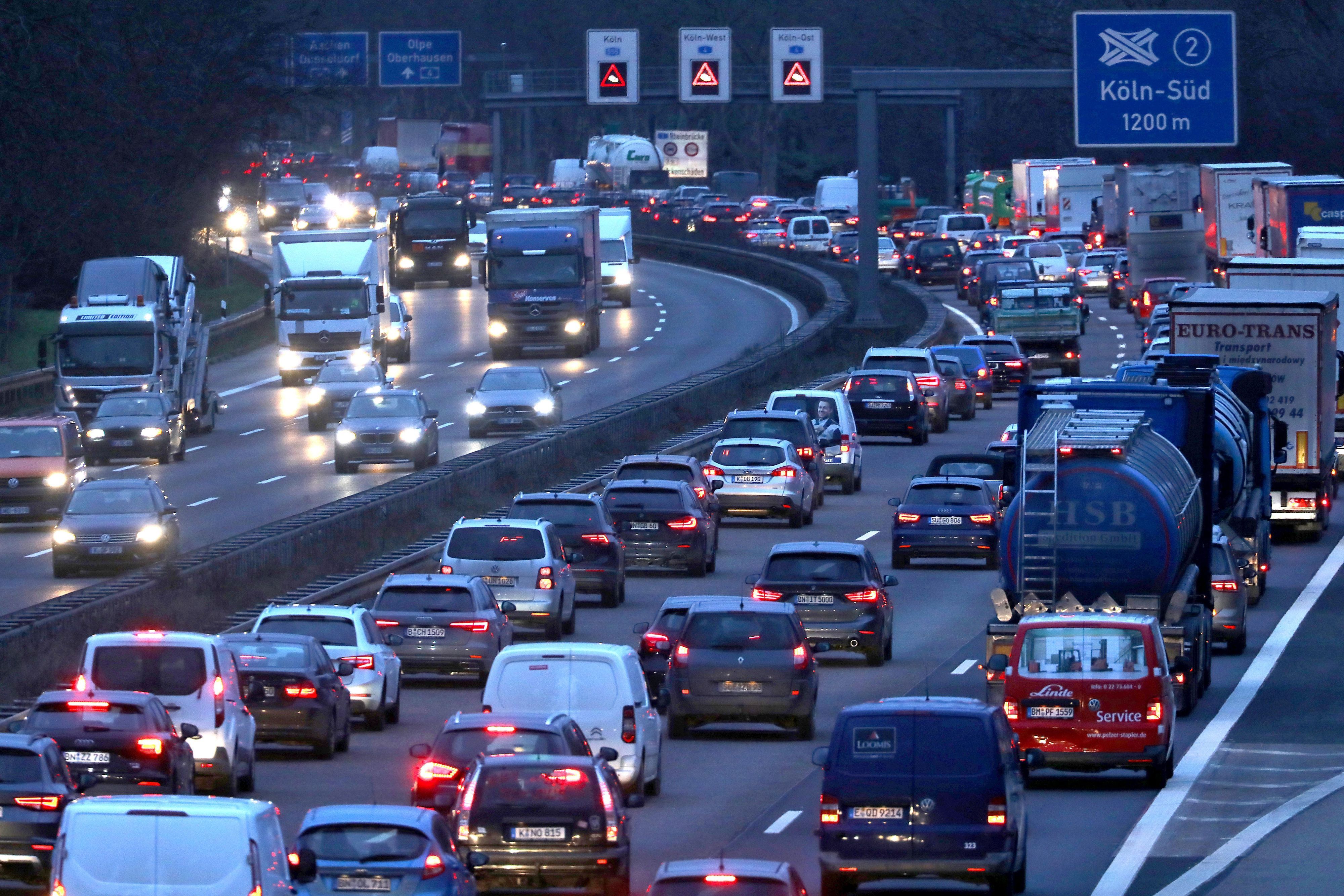 Diverse Autos stehen auf der A555 vor dem Kreuz Köln-Süd im Stau.