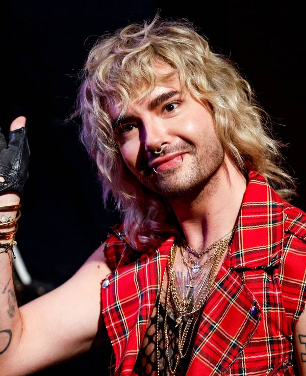 Designer, Musiker und Buchautor Bill Kaulitz steht bei der Verleihung des Anchor Award 2022 im Rahmen des Reeperbahn-Festivals auf der Bühne