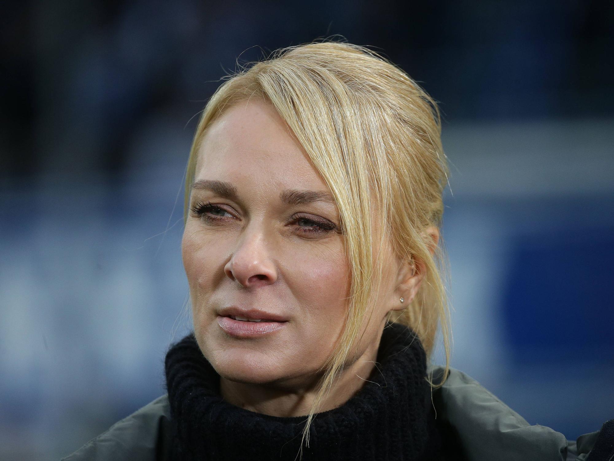 Britta Hofmann steht vor einem Bundesligaspiel am Rand.