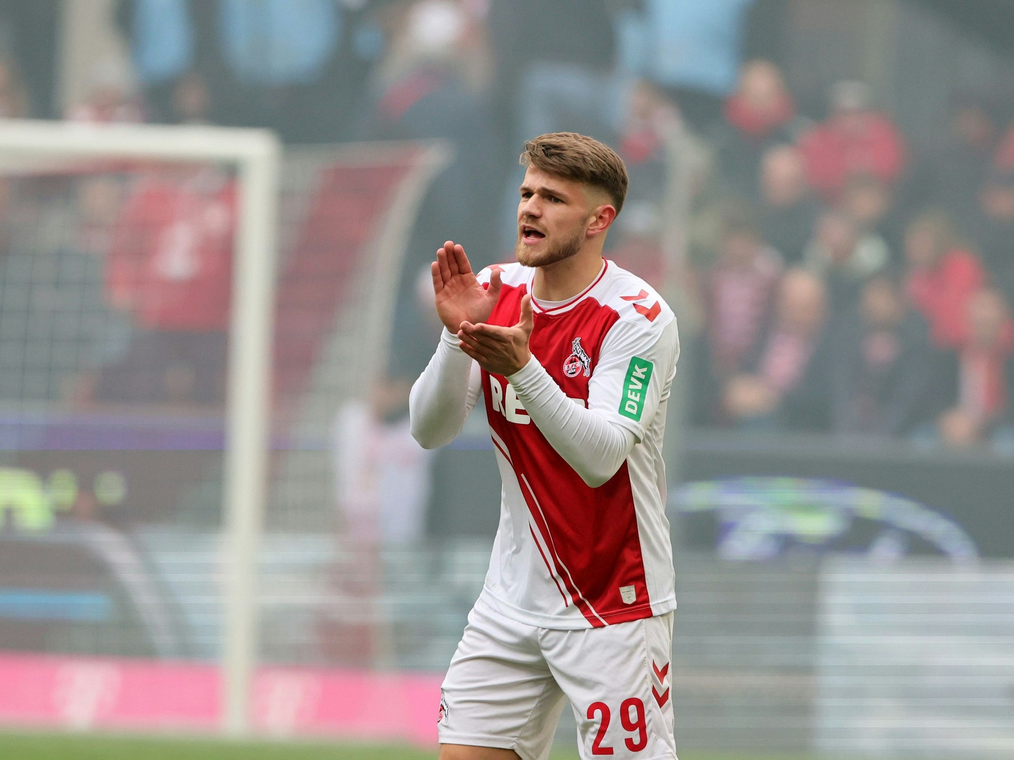 Jan Thielmann klatscht auf dem Platz in die Hände.