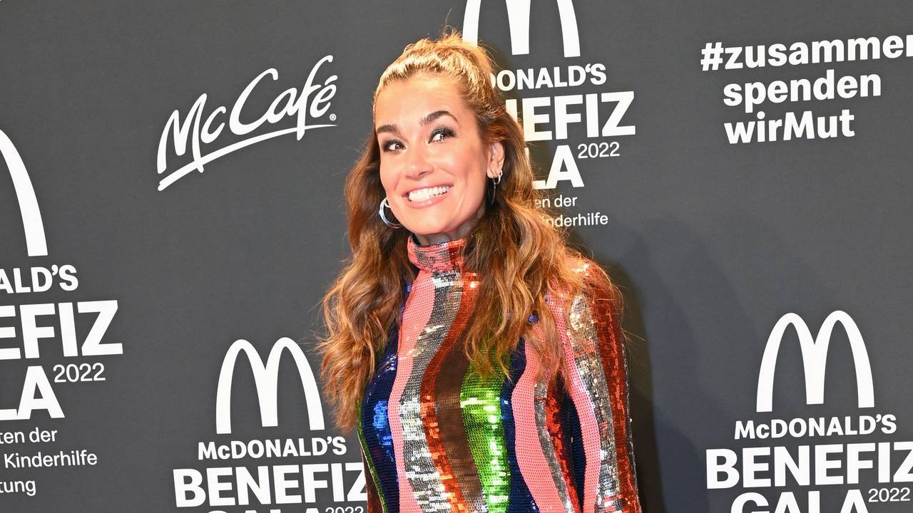Die Moderatorin Jana Ina Zarrella kommt zur McDonald's Benefiz-Gala zugunsten der McDonald's Kinderhilfe-Stiftung in den Eisbachstudios.