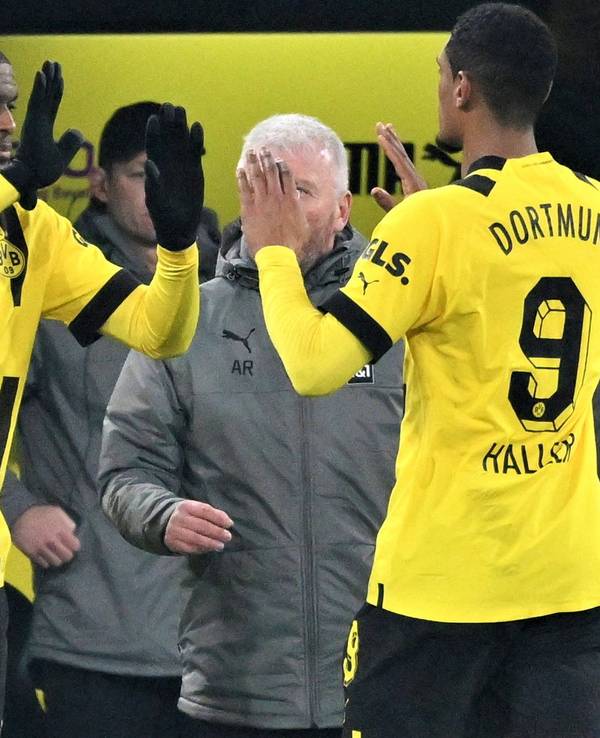 Anthony Modeste (l.) kommt als Ersatz für Sébastien Haller zum Einsatz und klatscht mit dem Stürmer von Borussia Dortmund beim Wechsel ab.