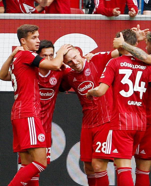Die Spieler von Fortuna Düsseldorf beim Torjubel im Spiel gegen den SC Paderborn.