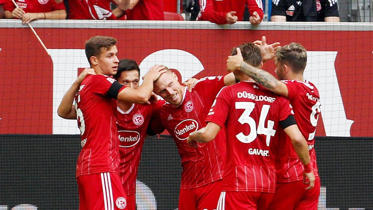 Die Spieler von Fortuna Düsseldorf beim Torjubel im Spiel gegen den SC Paderborn.