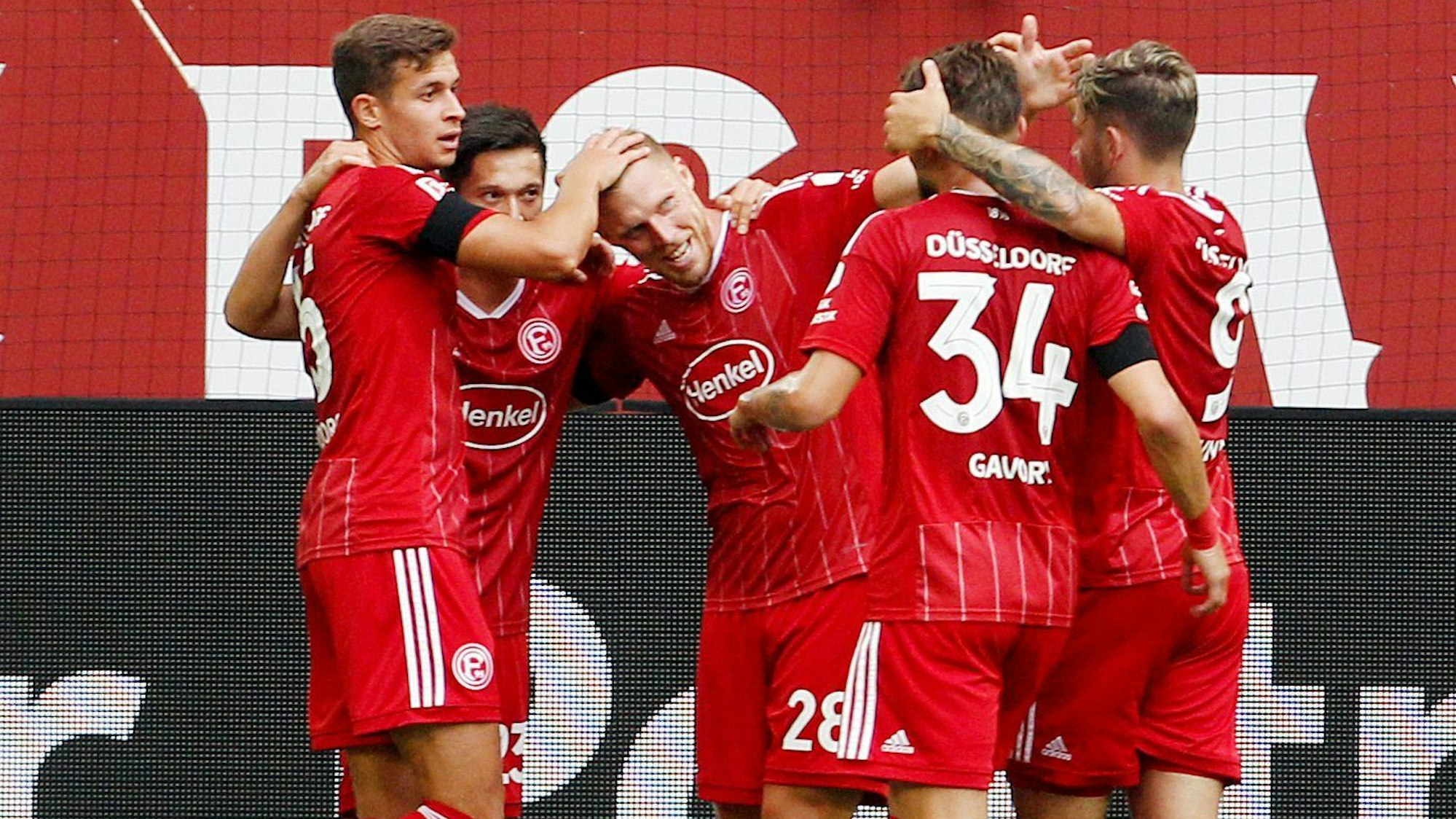 Die Spieler von Fortuna Düsseldorf beim Torjubel im Spiel gegen den SC Paderborn.