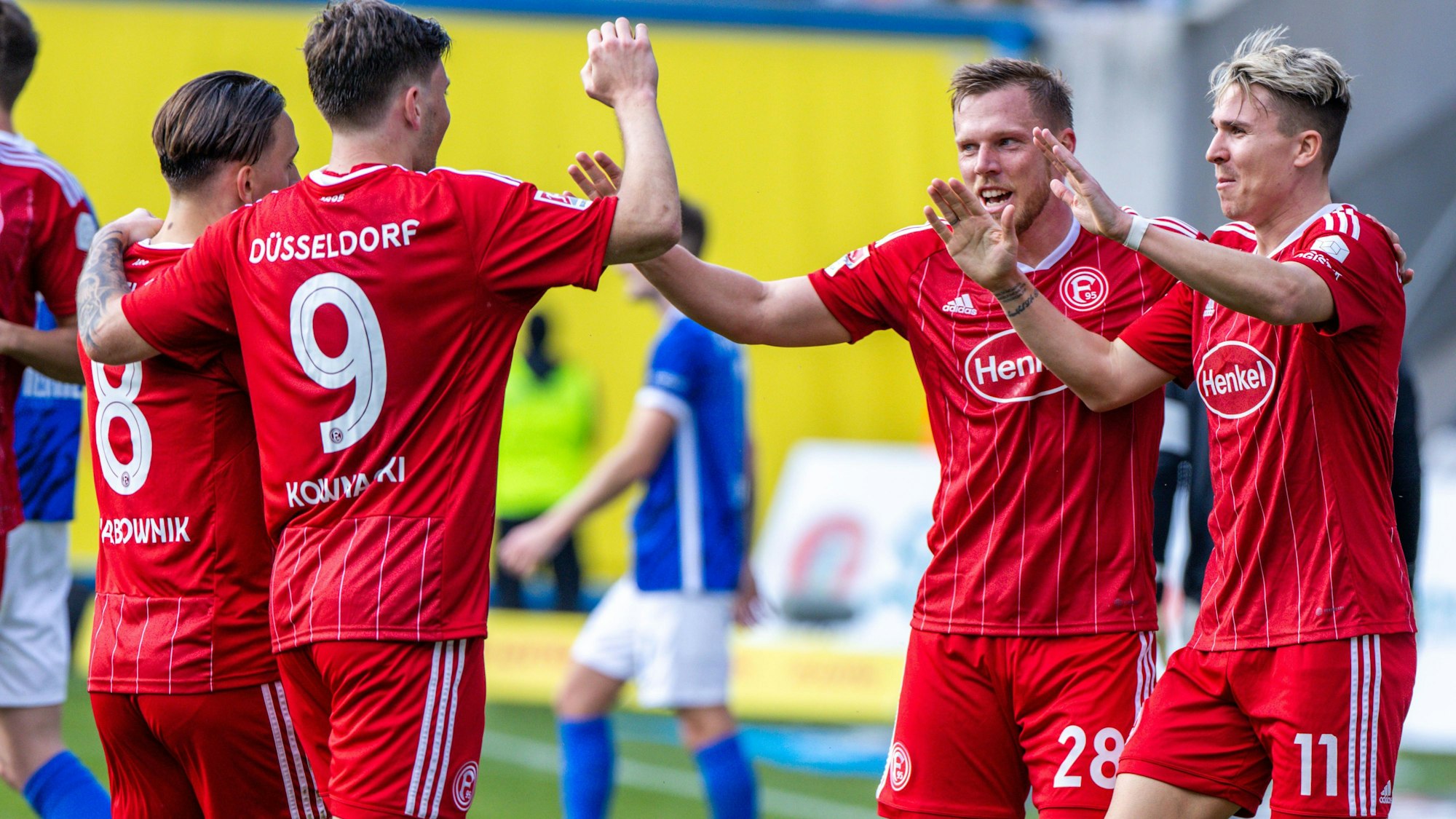 Düsseldorfs Spieler Michal Karbownik, Dawid Kownacki, Rouwen Hennings und Felix Klaus jubeln nach dem Treffer zum 0:2 durch Hennings.