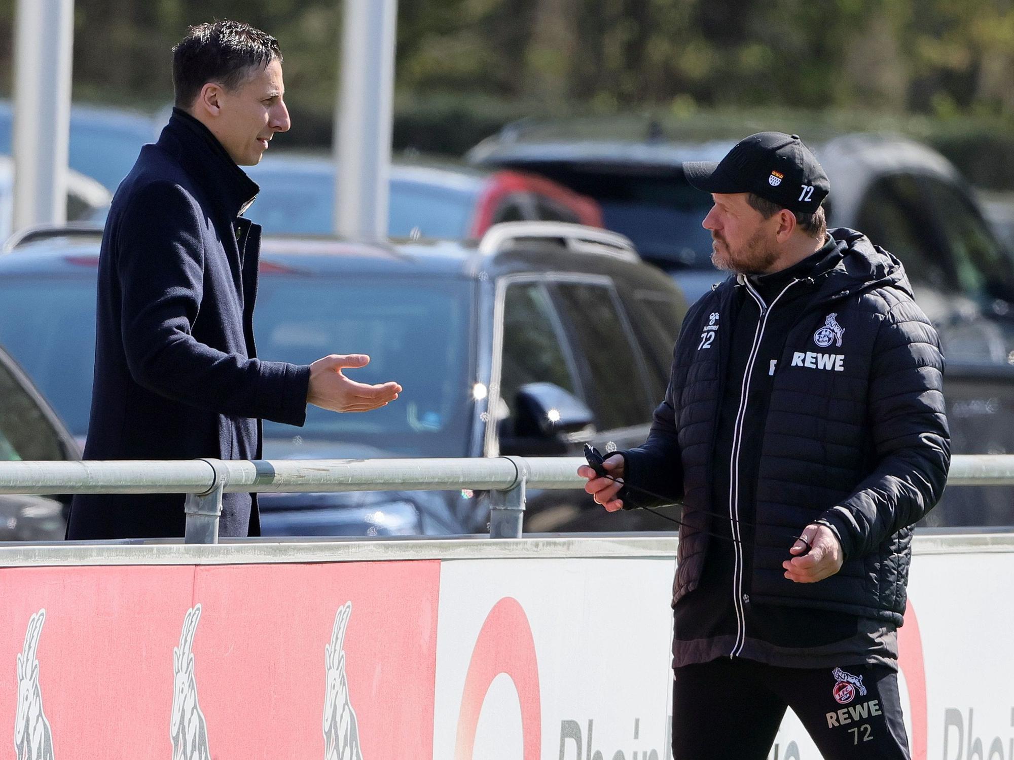 Christian Keller spricht mit Steffen Baumgart beim 1. FC Köln.