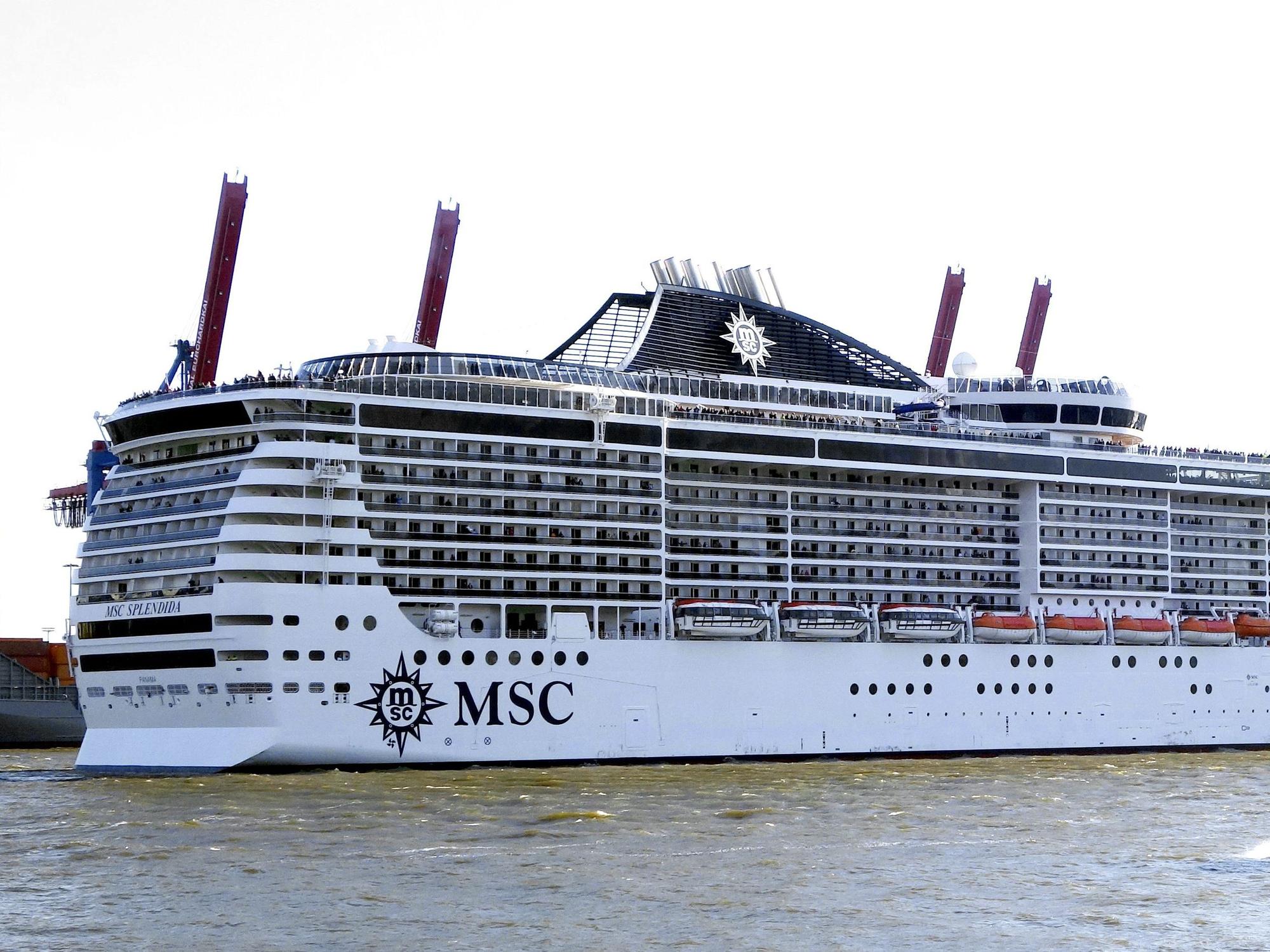 Ein Kreuzfahrtschiff liegt an einem Hafen.