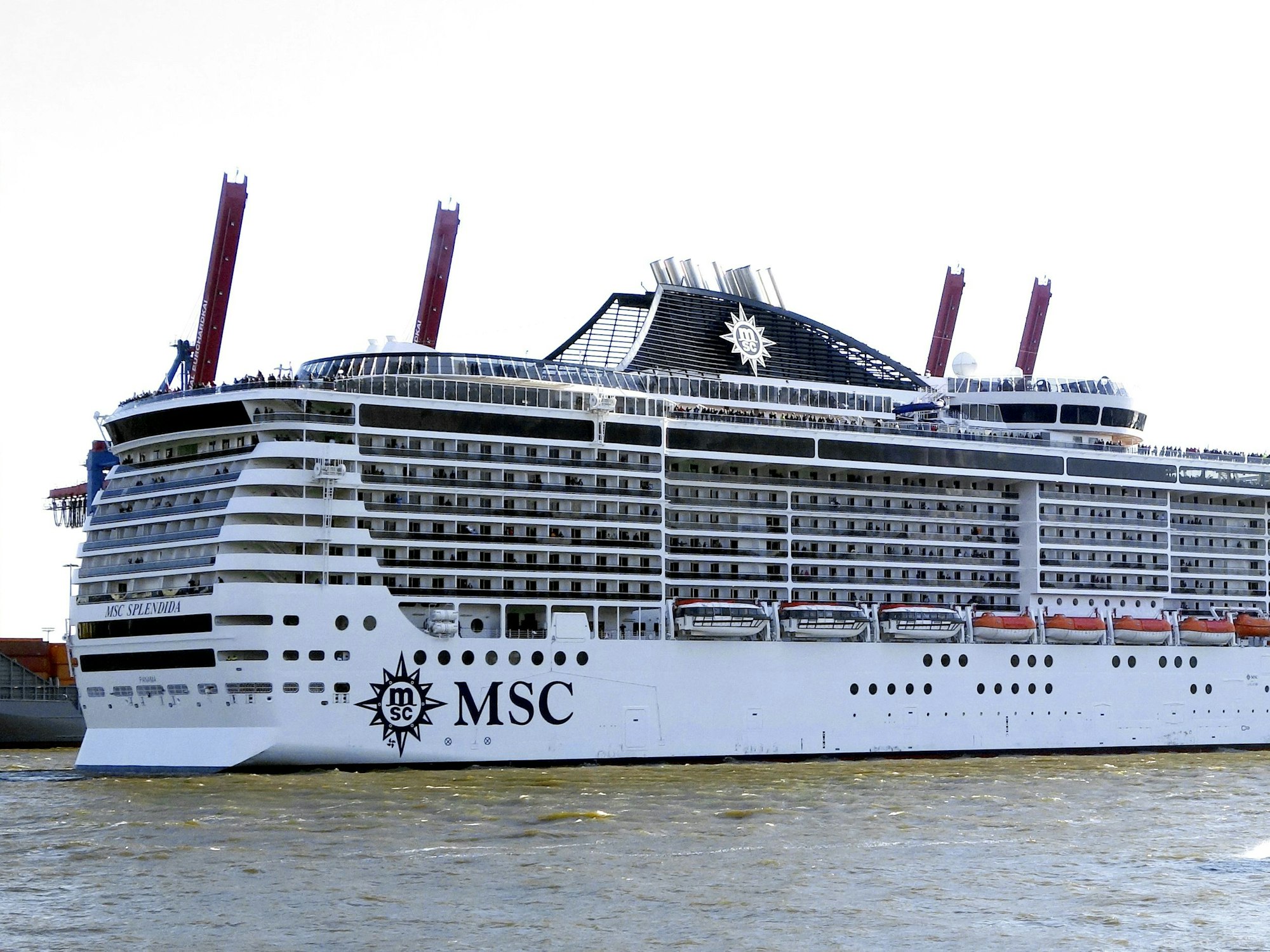 Ein Kreuzfahrtschiff liegt an einem Hafen.