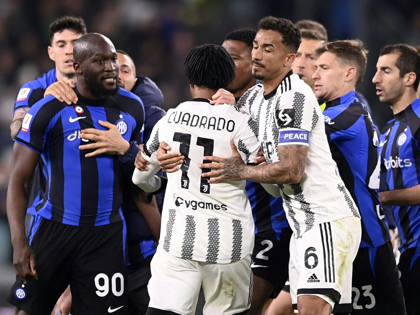 Romelu Lukaku und Juan Cuadrado geraten in einer Rudelbildung aneinander.