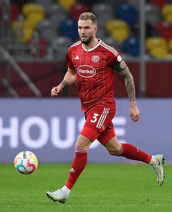 Andre Hoffmann führt den Ball im Spiel gegen Eintracht Braunschweig.