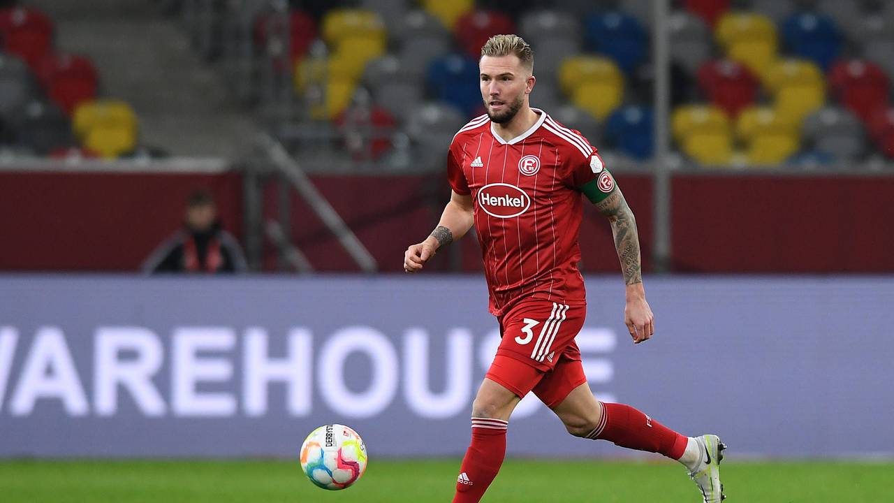 Andre Hoffmann führt den Ball im Spiel gegen Eintracht Braunschweig.
