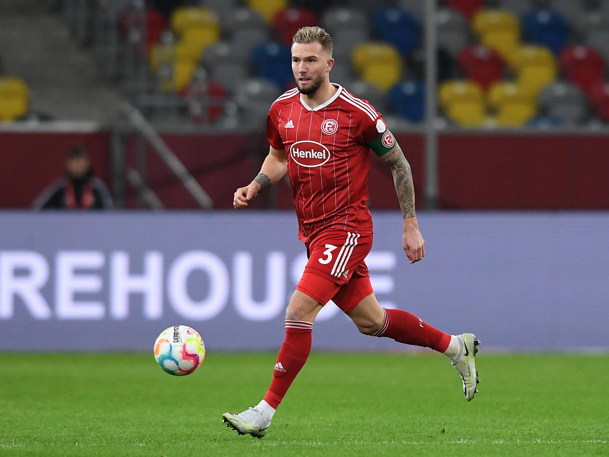 Andre Hoffmann führt den Ball im Spiel gegen Eintracht Braunschweig.