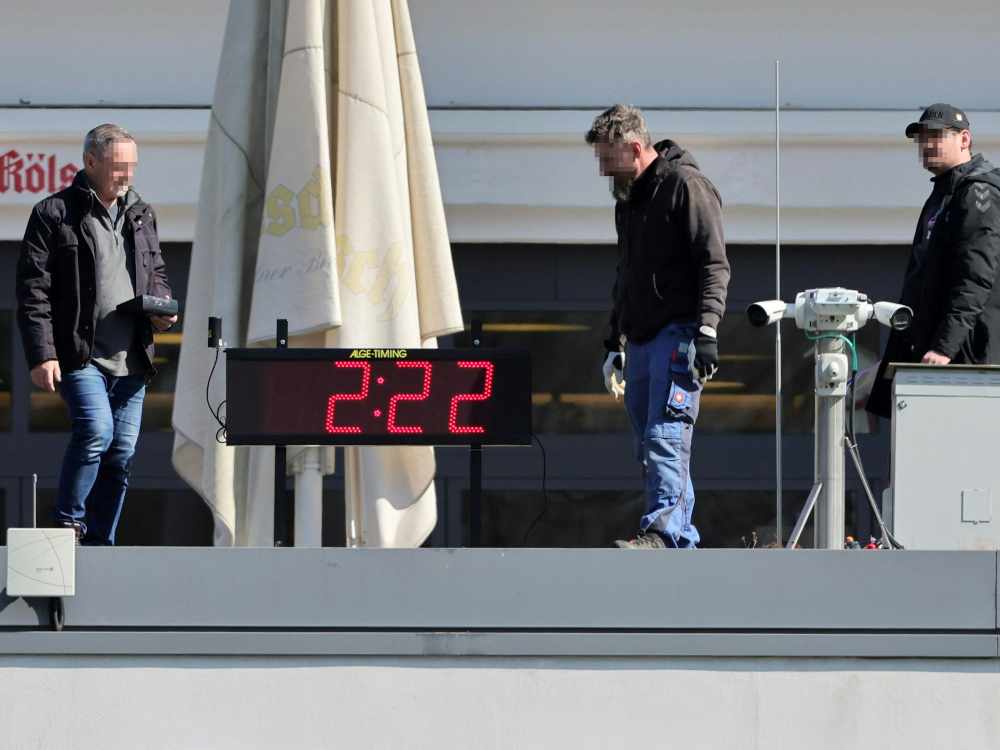 Eine Zeitmessanlage wird auf dem Dach der Geschäftsstelle installiert.