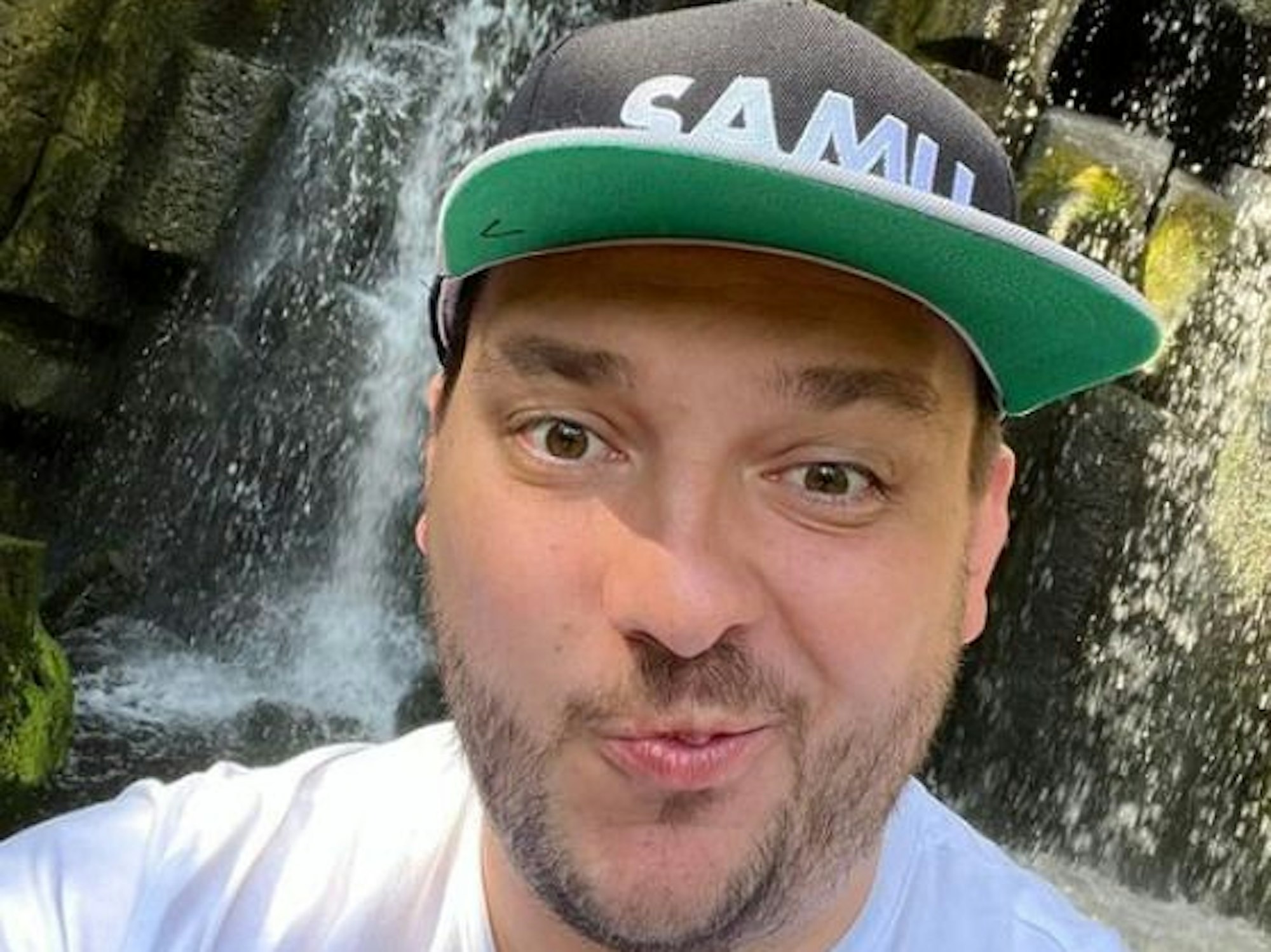 Ballermann-Star „Samu“ auf einem Instagram-Selfie, hier im Mai 2022, vor einem Wasserfall.