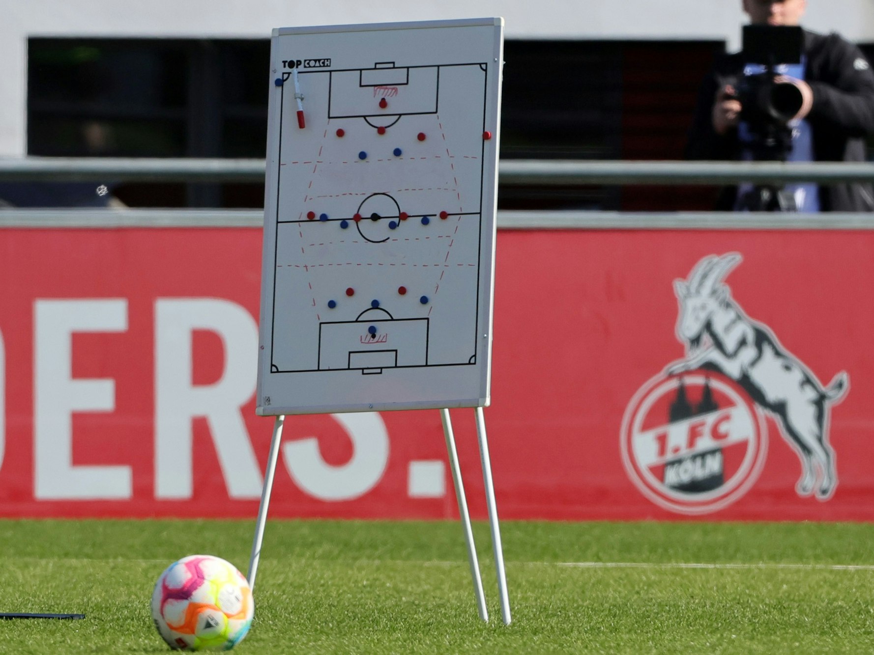 Blick auf die Taktiktafel beim Training des 1. FC Köln.