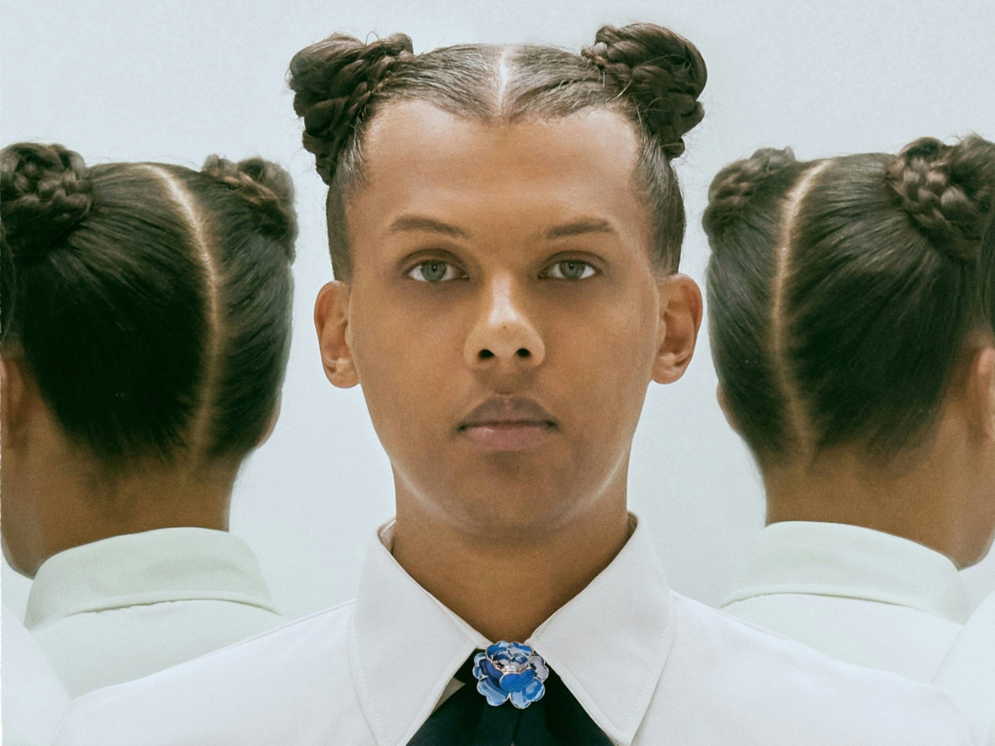 Der Rapper Stromae, hier schaut er direkt in die Kamera, hat seine beiden geplanten Deutschland-Konzerte im Mai und weitere Auftritte in Europa abgesagt.