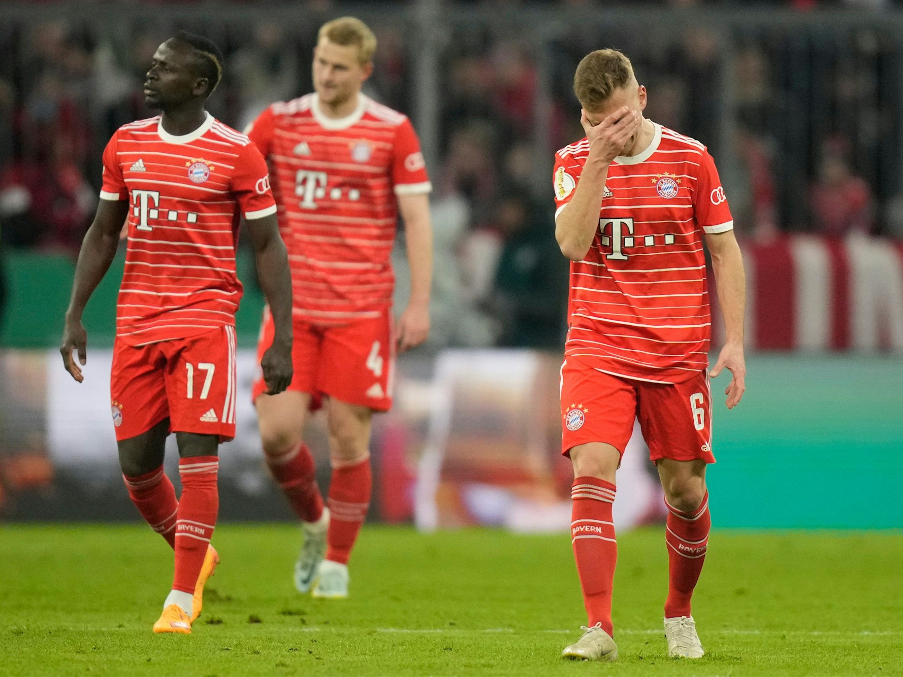 Joshua Kimmich, Sadio Mané und Matthijs de Ligt schleichen nach der Pokal-Niederlage gegen enttäuscht vom Platz. Kimmich hält sich die Hand vors Gesicht.