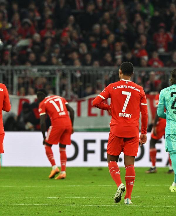 Die ernüchterten Bayern-Stars verlassen nach dem Aus im DFB-Pokal gegen den SC Freiburg enttäuscht das Spielfeld.
