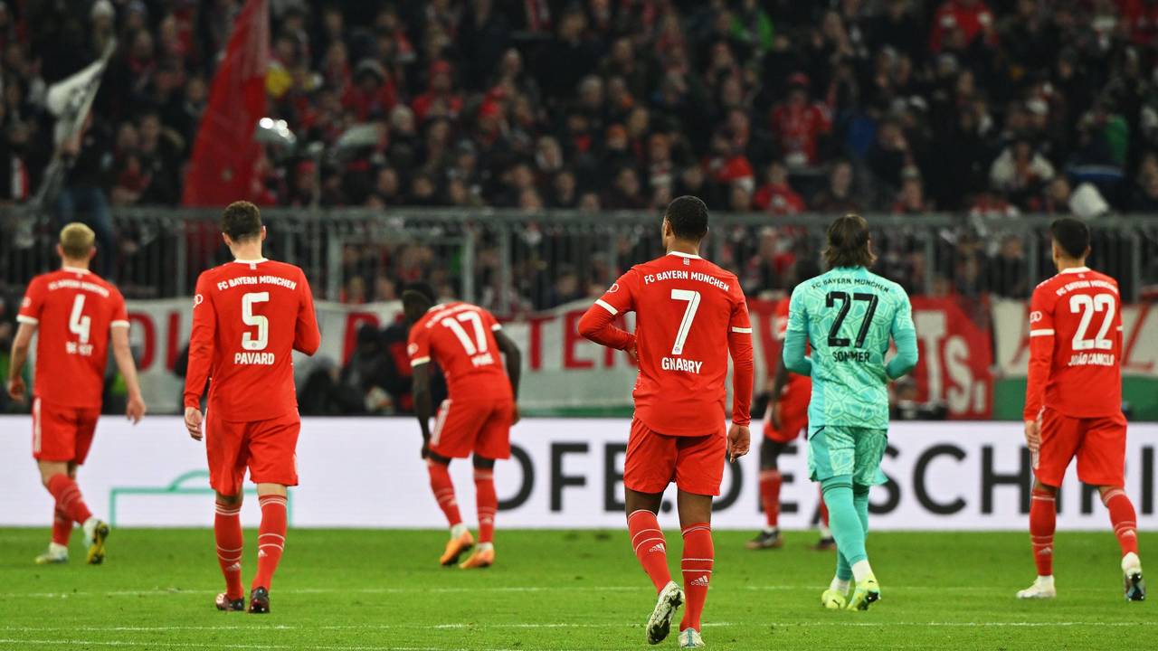 Die ernüchterten Bayern-Stars verlassen nach dem Aus im DFB-Pokal gegen den SC Freiburg enttäuscht das Spielfeld.