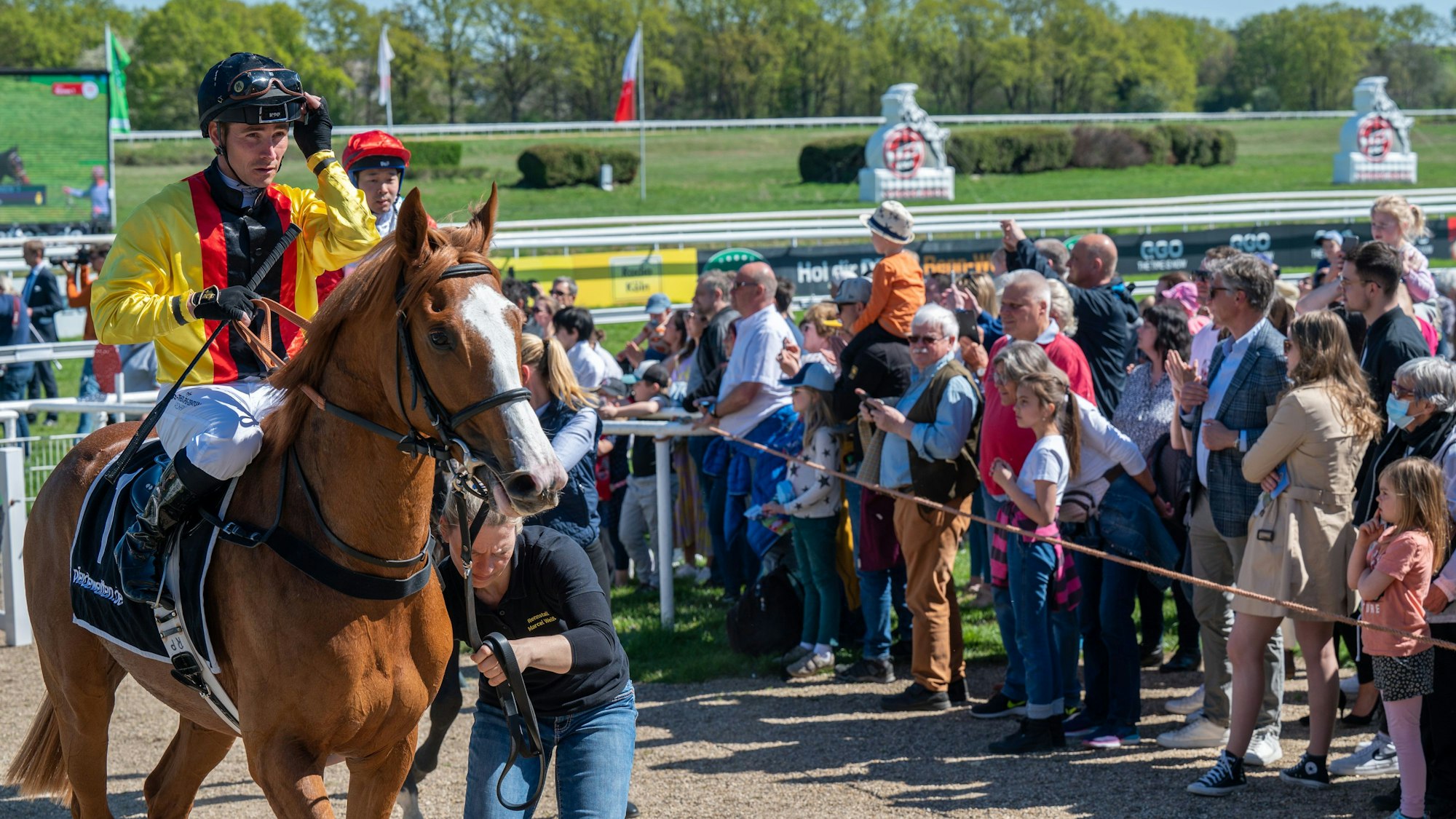 Auf der Pferderennbahn Weidenpesch wird die Saison mit dem FC-Renntag eröffnet.