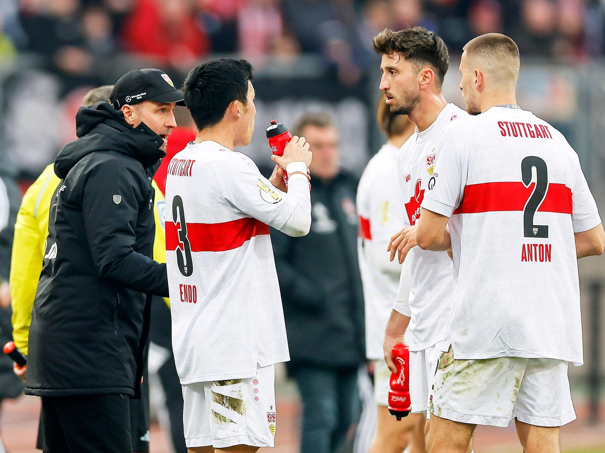 Stuttgarts Trainer Sebastian Hoeneß (l) gibt seinen Spielern Anweisungen.