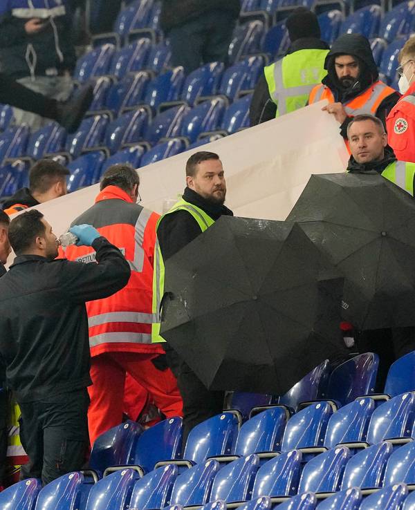 Sanitäter kümmern sich um einen Zuschauer auf der Tribüne im Schalke-Stadion.