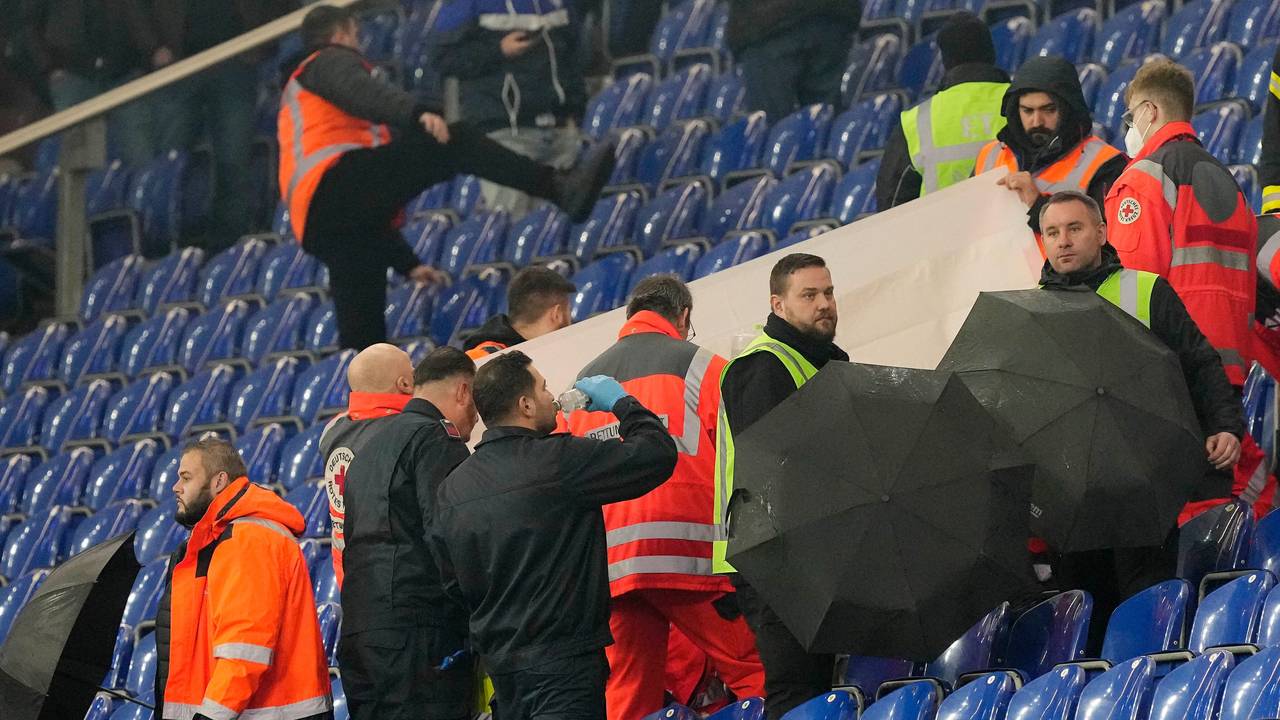 Sanitäter kümmern sich um einen Zuschauer auf der Tribüne im Schalke-Stadion.
