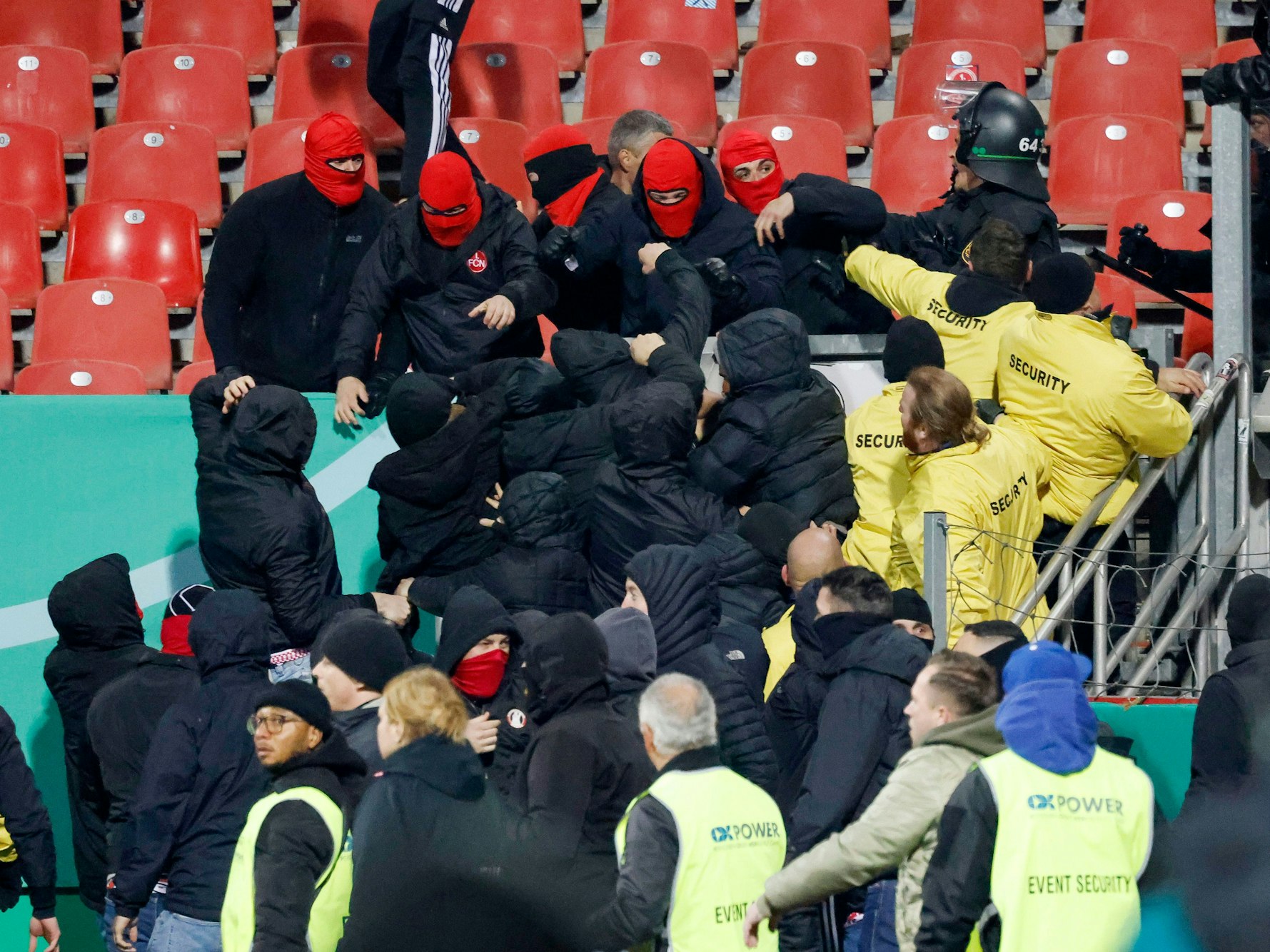 Die Fans vom VfB Stuttgart und dem 1. FC Nürnberg geraten nach dem Pokalspiel aneinander. Sicherheitskräfte und Polizei versuchen, die Lage unter Kontrolle zu bringen.