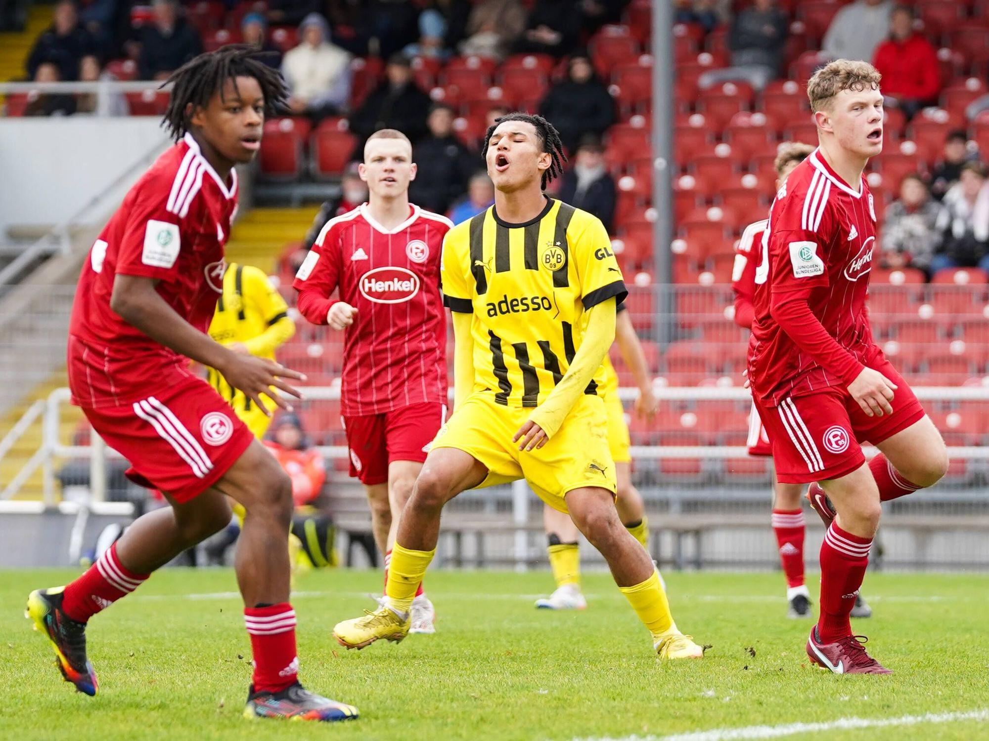 Spieler der U19 von Fortuna Düsseldorf gucken bei der A-Junioren-Bundesliga-Partie gegen die U19 von Borussia Dortmund einem Ball hinterher.