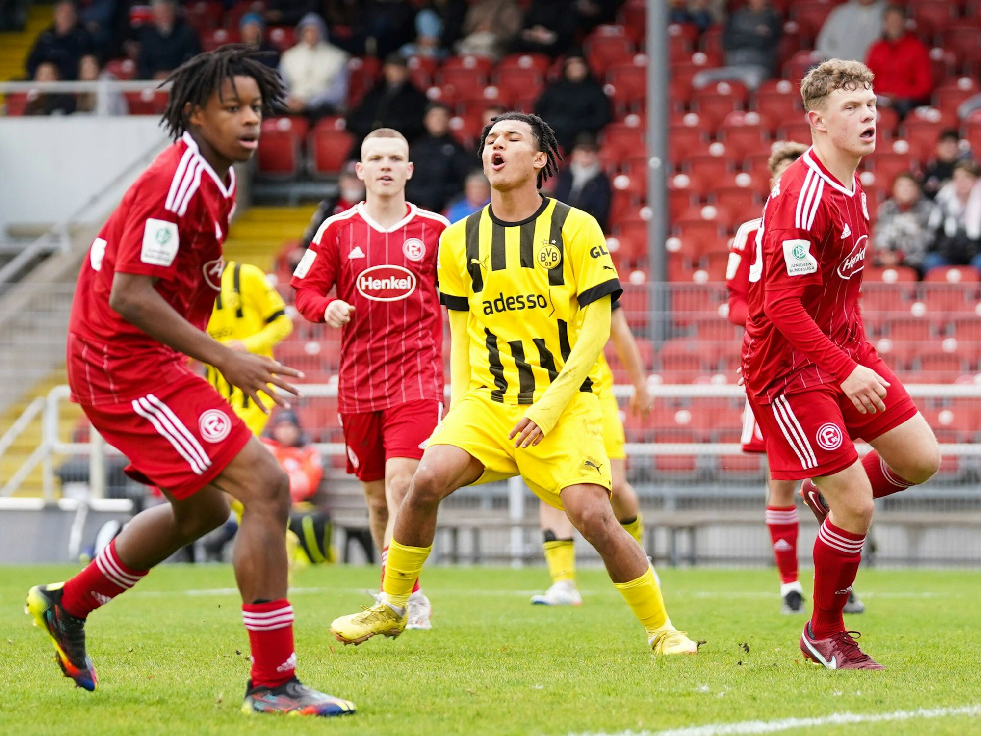 Spieler der U19 von Fortuna Düsseldorf gucken bei der A-Junioren-Bundesliga-Partie gegen die U19 von Borussia Dortmund einem Ball hinterher.