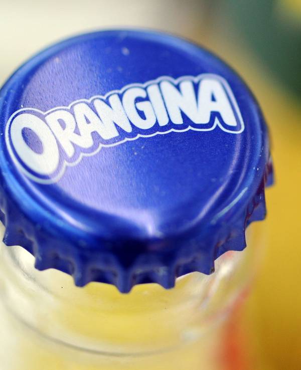 Eine Flasche Orangina steht während der Jahres-Pressekonferenz der Krombacher Brauerei auf einem Tisch.