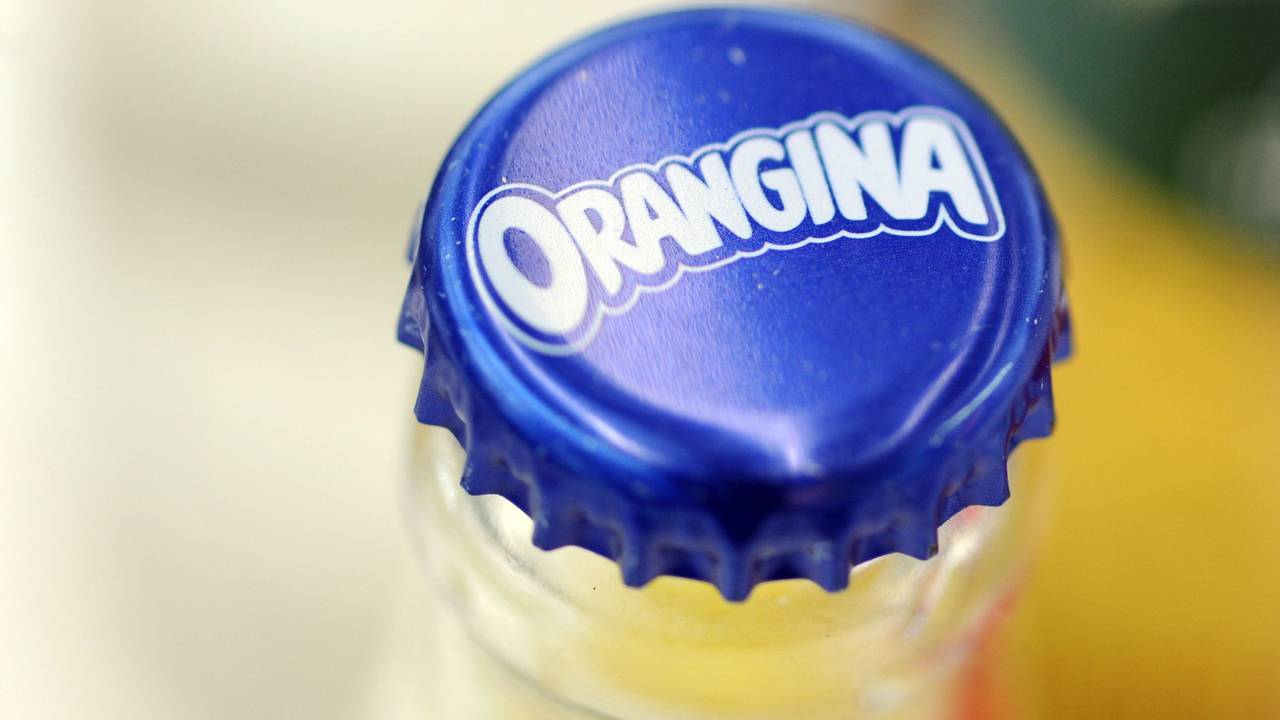 Eine Flasche Orangina steht während der Jahres-Pressekonferenz der Krombacher Brauerei auf einem Tisch.