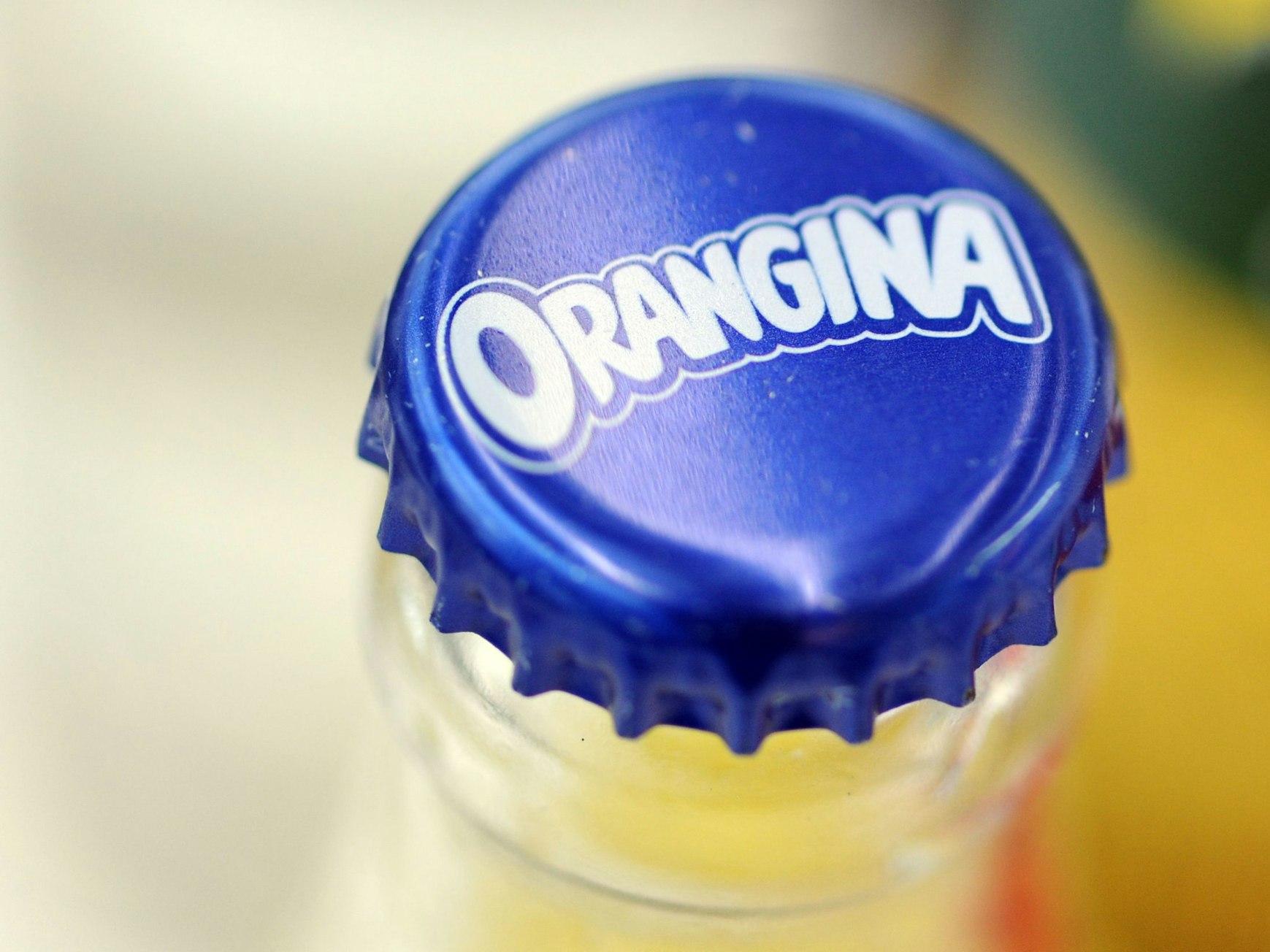 Eine Flasche Orangina steht während der Jahres-Pressekonferenz der Krombacher Brauerei auf einem Tisch.