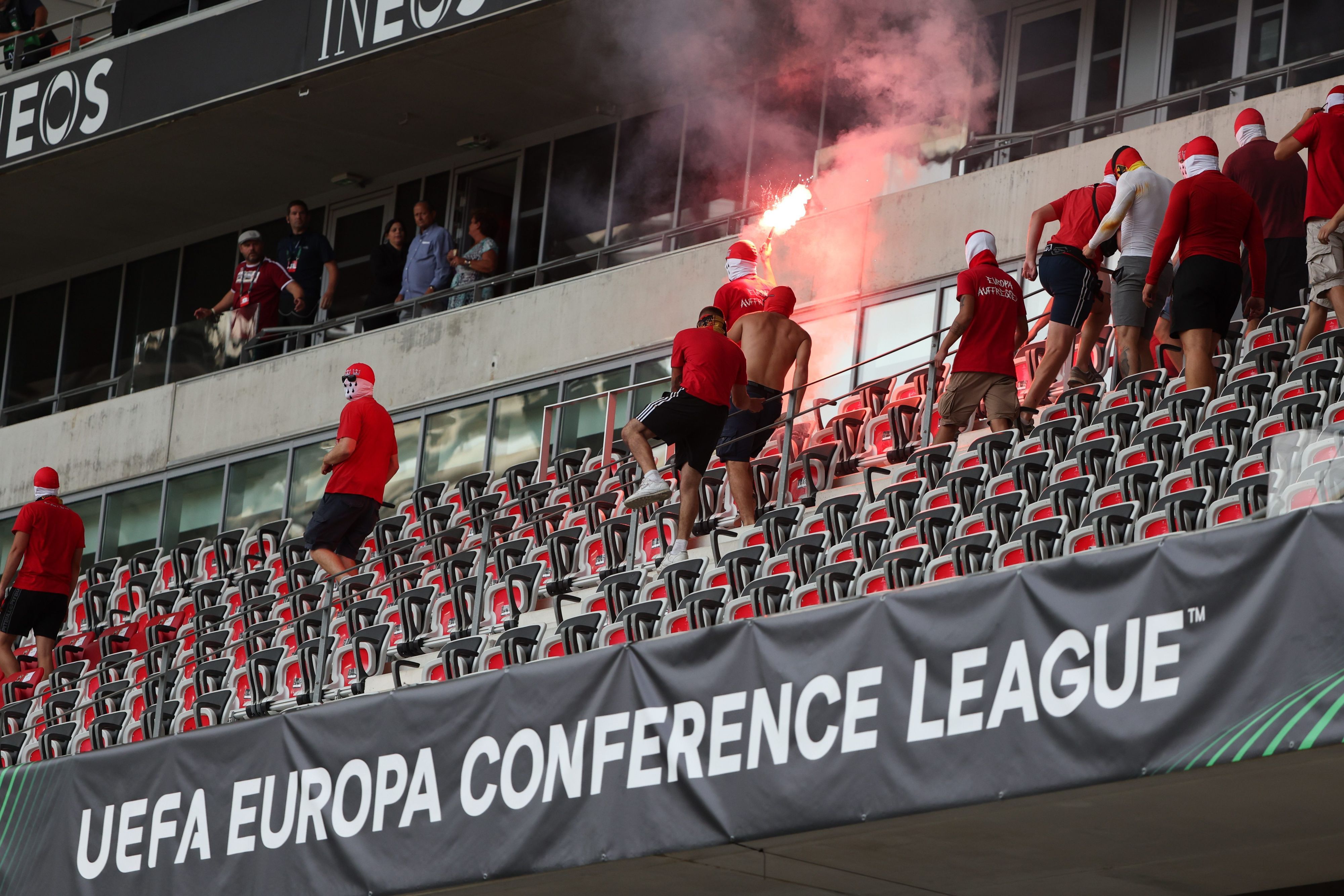 Fans laufen mit Pyrotechnik über die Sitzplätze auf der Tribüne. Beim Spiel in Nizza kam es am 8. Spetember 2022 zu heftigen Krawallen. Ein Beteiligter an den Ausschreitungen wurde zu einem Jahr Haft auf Bewährung verurteilt.