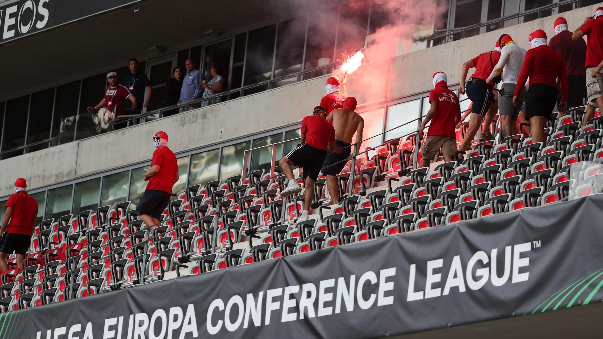 Fans laufen mit Pyrotechnik über die Sitzplätze auf der Tribüne. Beim Spiel in Nizza kam es am 8. Spetember 2022 zu heftigen Krawallen. Ein Beteiligter an den Ausschreitungen wurde zu einem Jahr Haft auf Bewährung verurteilt.