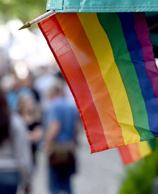 Regenbogenflaggen sind an einem Marktstand in Köln angebracht.