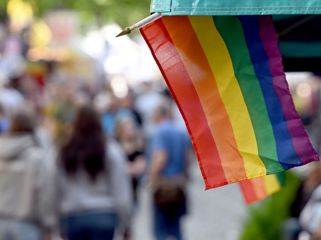 Regenbogenflaggen sind an einem Marktstand in Köln angebracht.