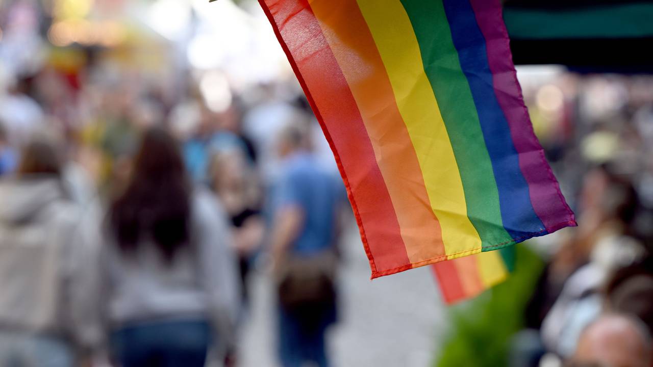 Regenbogenflaggen sind an einem Marktstand in Köln angebracht.