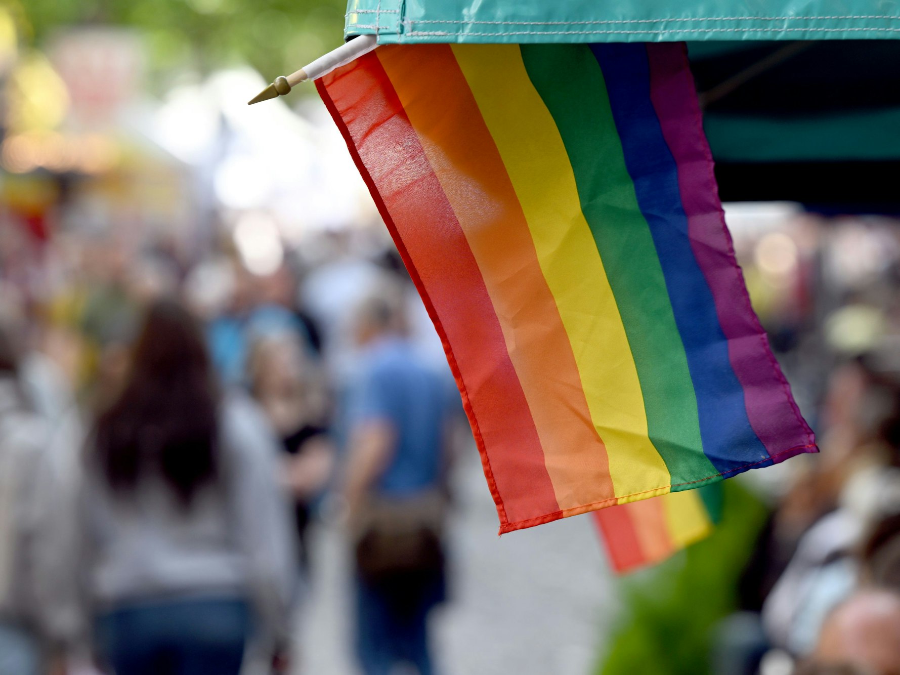 Regenbogenflaggen sind an einem Marktstand in Köln angebracht.