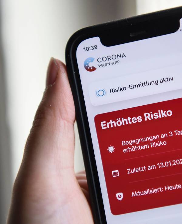 Auf einem Smartphone zeigt die geöffnete Corona-Warn-App ein erhöhtes Risiko an. Die rote Anzeige warnt vor drei Begegnungen mit Corona-positiv getesteten Personen. Foto vom 19. Januar 2022.