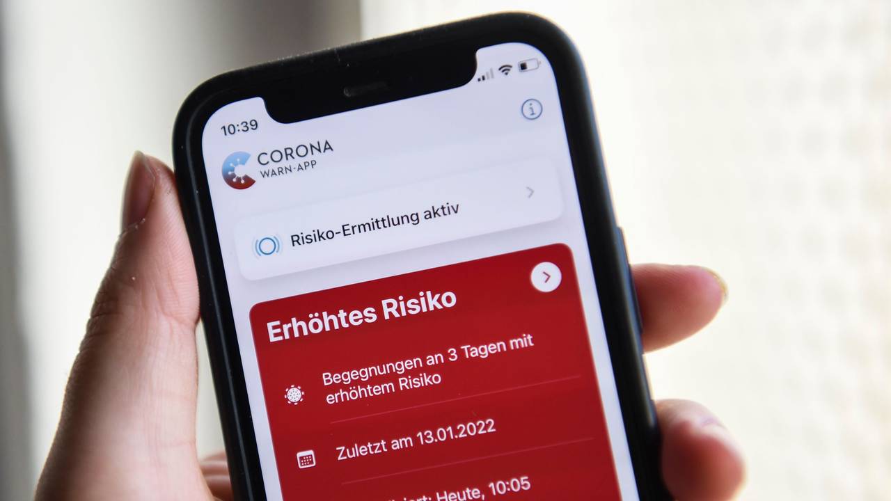 Auf einem Smartphone zeigt die geöffnete Corona-Warn-App ein erhöhtes Risiko an. Die rote Anzeige warnt vor drei Begegnungen mit Corona-positiv getesteten Personen. Foto vom 19. Januar 2022.