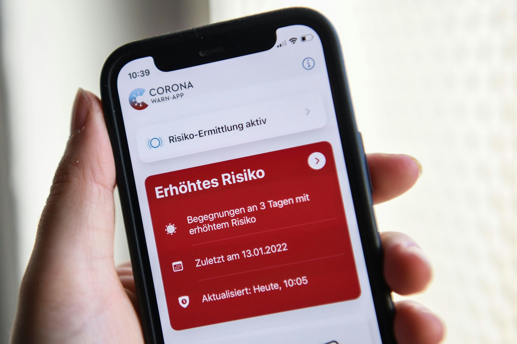 Auf einem Smartphone zeigt die geöffnete Corona-Warn-App ein erhöhtes Risiko an. Die rote Anzeige warnt vor drei Begegnungen mit Corona-positiv getesteten Personen. Foto vom 19. Januar 2022.
