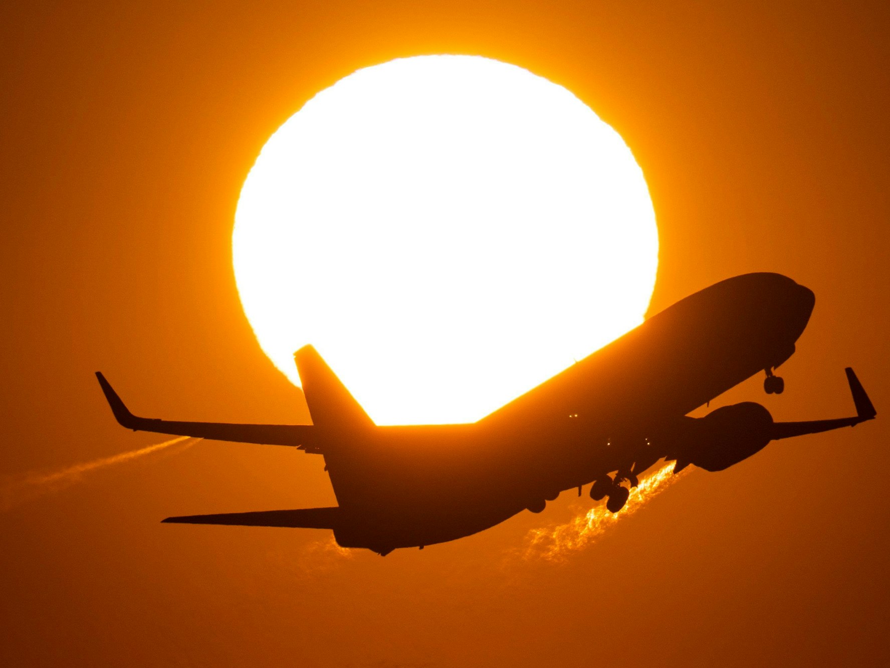 Flugreisen in Europa sind im Schnitt um 21 Prozent gestiegen. Eine Passagiermaschine hebt vor der untergehenden Sonne vom Flughafen Frankfurt ab. Symbolfoto vom 3. April 2023.