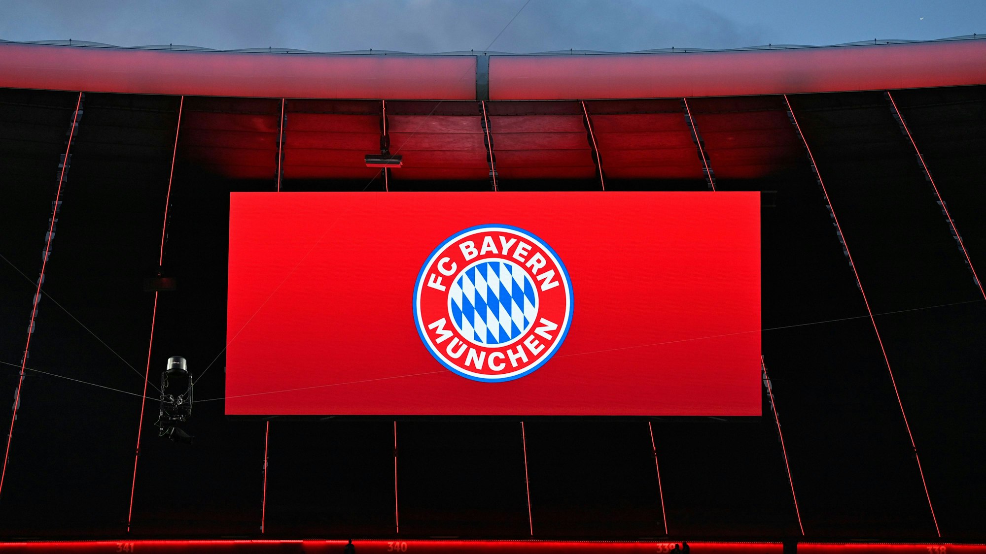 Das Logo des FC Bayern München in der Allianz-Arena auf der Anzeigetafel am 4. April 2023.